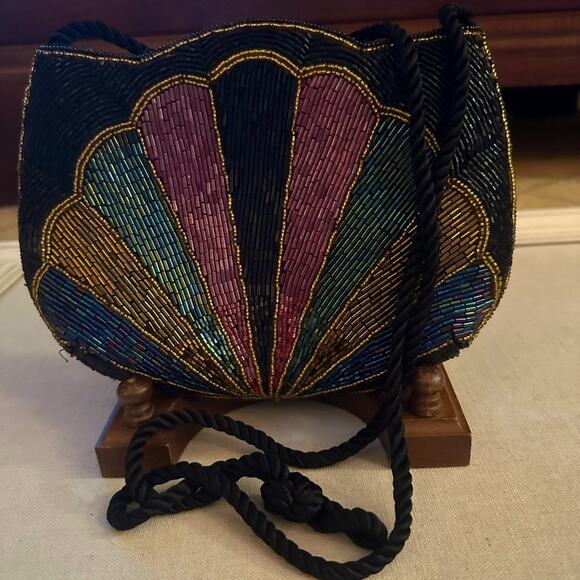 Vintage beaded seashell evening bag with silk rope strap and satin lining. - Picture 5 of 7